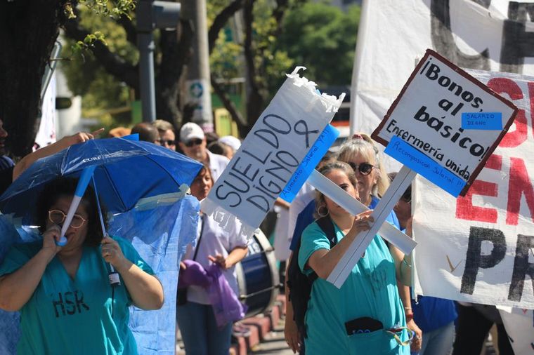 Trabajadores de la Salud protagonizaron una multitudinaria protesta en Córdoba.