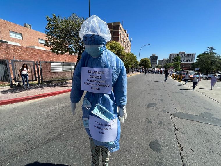 Trabajadores de la Salud protagonizaron una multitudinaria protesta en Córdoba.