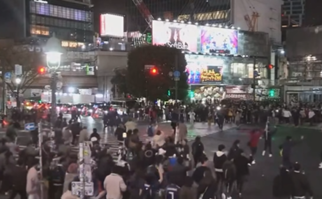 Japoneses festejan el triunfo de su Selección en el Cruce de Shibuya