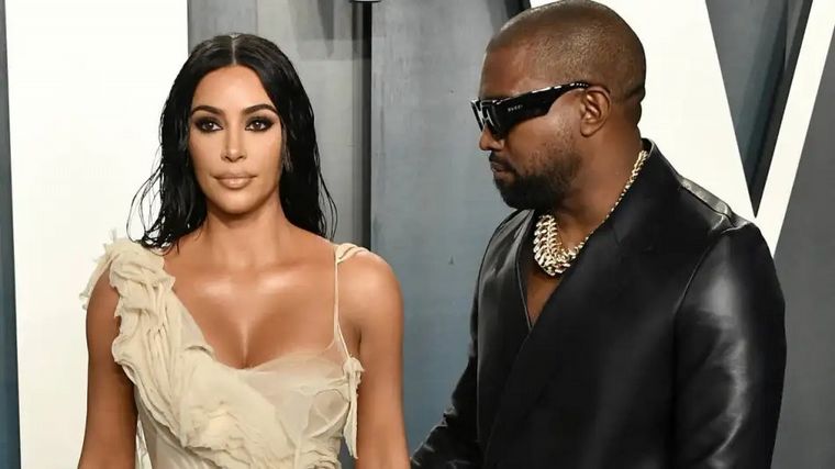 Kanye West mostraba a sus empleados imágenes sexuales de Kim Kardashian