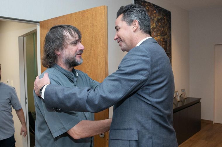 FOTO: El vicegobernador Manuel Calvo recibió al padre “Pepe” Di Paola