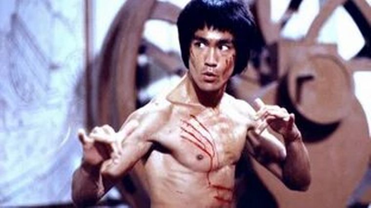 FOTO: Insólitamente podría ser el agua la causa de la muerte de Bruce Lee.