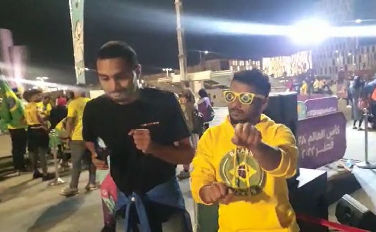 El desopilante baile de hinchas brasileros al ritmo de Los Palmeras.