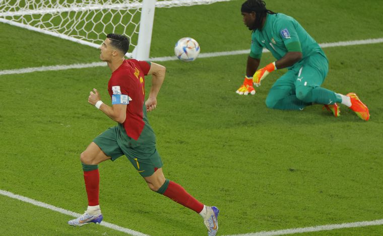 Cristiano Ronaldo inicia el festejo de su primer gol