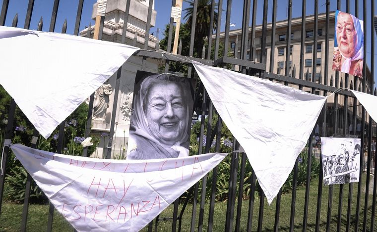 FOTO: Emotiva ceremonia en Plaza de Mayo para despedir los restos de Hebe de Bonafini.