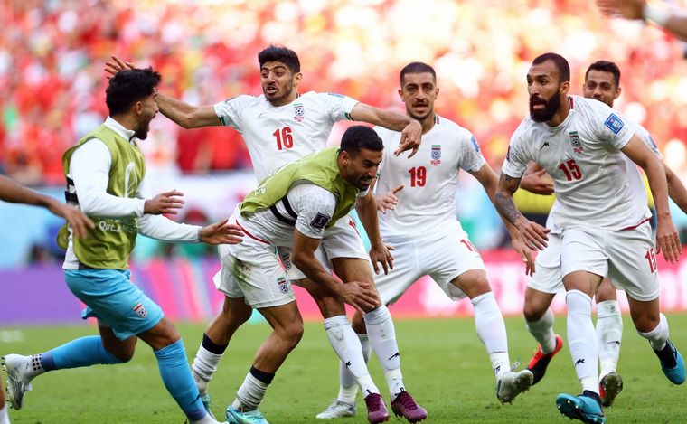 FOTO: Irán venció en un final apasionante a Gales