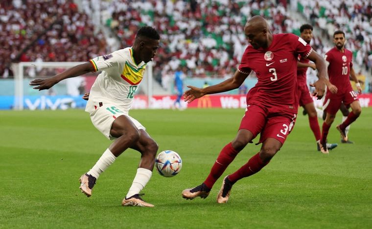 Qatar enfrenta a Senegal y ambos están obligados a ganar (Foto: @laaficion).