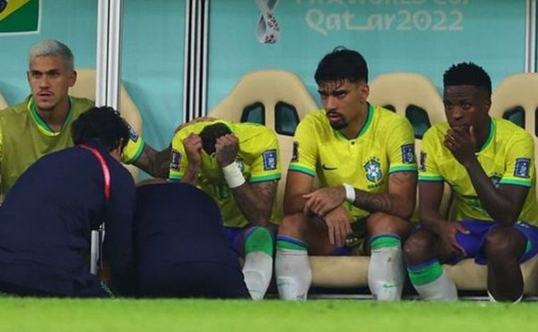 FOTO: El cuerpo médico de Brasil no garantiza que Neymar vuelva a jugar en el Mundial.