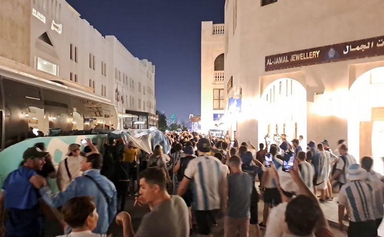 Banderazo argentino en Doha.