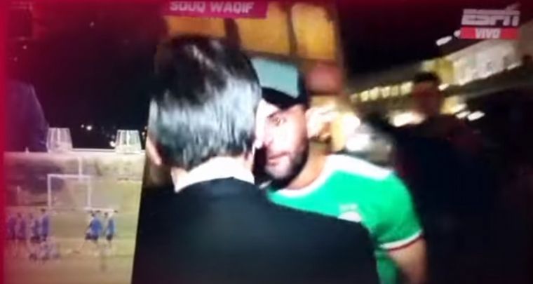 FOTO: El mal momento de Marcelo Benedetto con hinchas mexicanos en Doha (Captura de video)