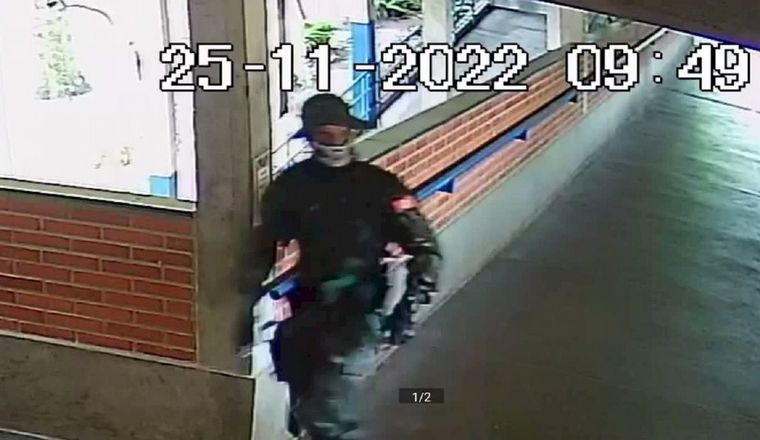 Los hombres ingresaron armados a escuelas y dispararon contra adolescentes.