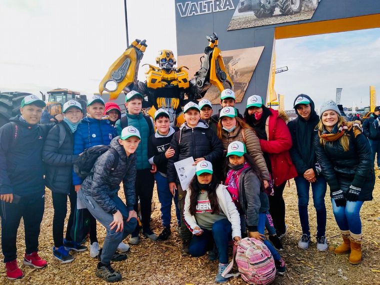 En Agroactiva,. Los alumnos conociendo una expo de campo.