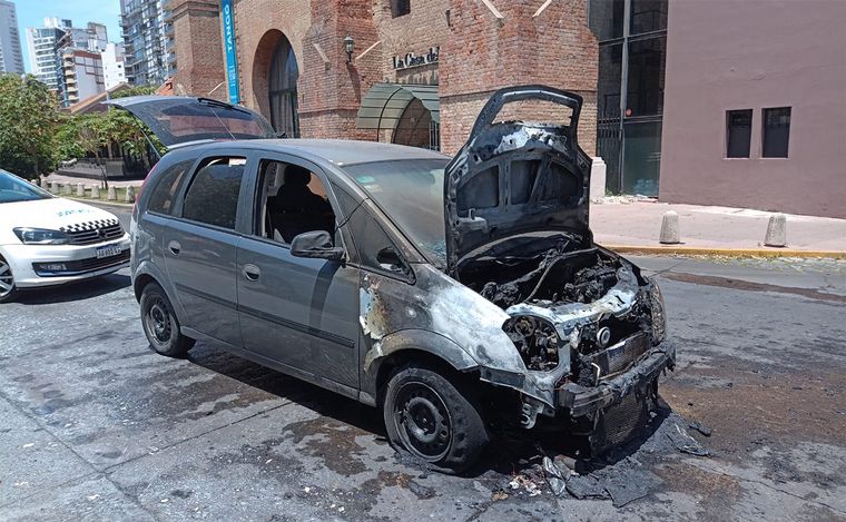 Rosario caliente: un auto se incendió en movimiento y quedó en plena calle.
