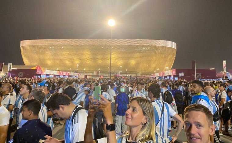 Fiesta celeste y blanca en las afueras del estadio Lusail.