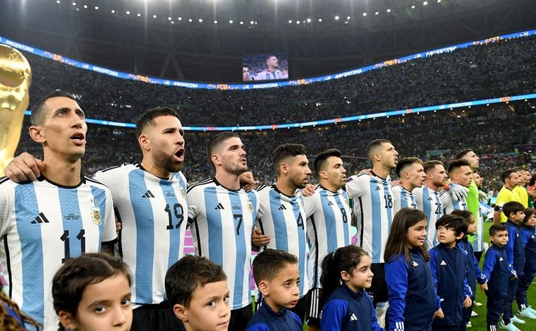 La selección argentina durante el himno nacional (Foto: @Argentina).