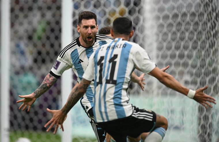 FOTO: Lionel Messi se llena la boca de gol tras la apertura del marcador.