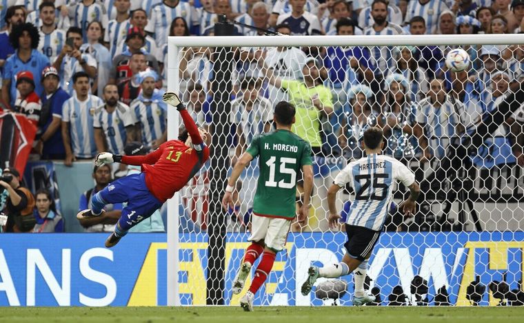 FOTO: El momento exacto en el que Enzo marca el segundo gol. (Foto: @fifaworldcupes)