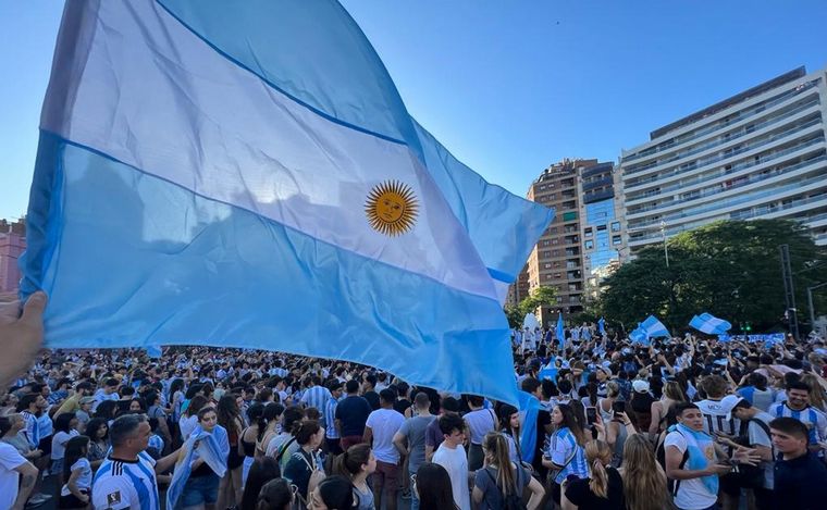 FOTO: Los festejos en Patio Olmos tras la victoria mundialista argentina ante México.