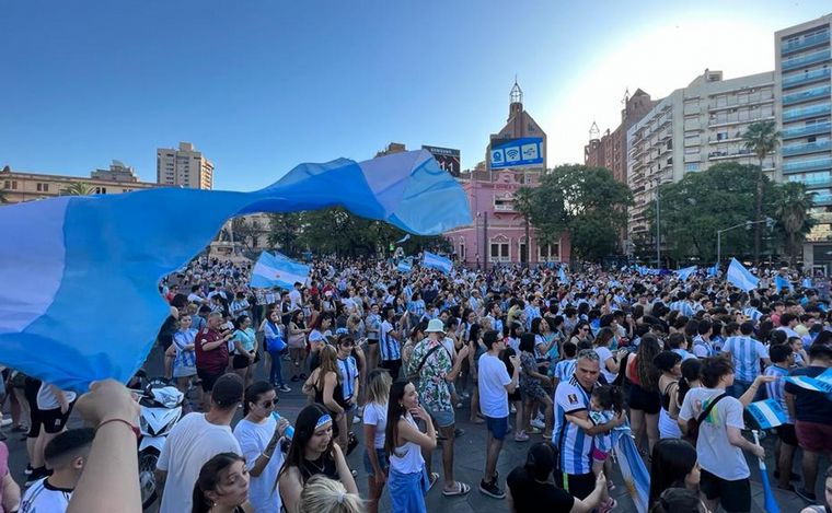 Los festejos en Patio Olmos tras la victoria mundialista argentina ante México.