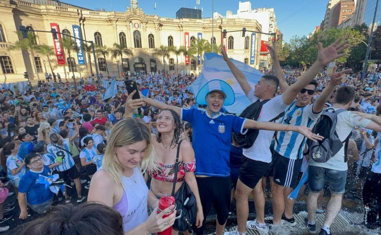 FOTO: Los festejos en Patio Olmos tras la victoria mundialista argentina ante México.