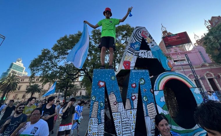 Los festejos en Patio Olmos tras la victoria mundialista argentina ante México.