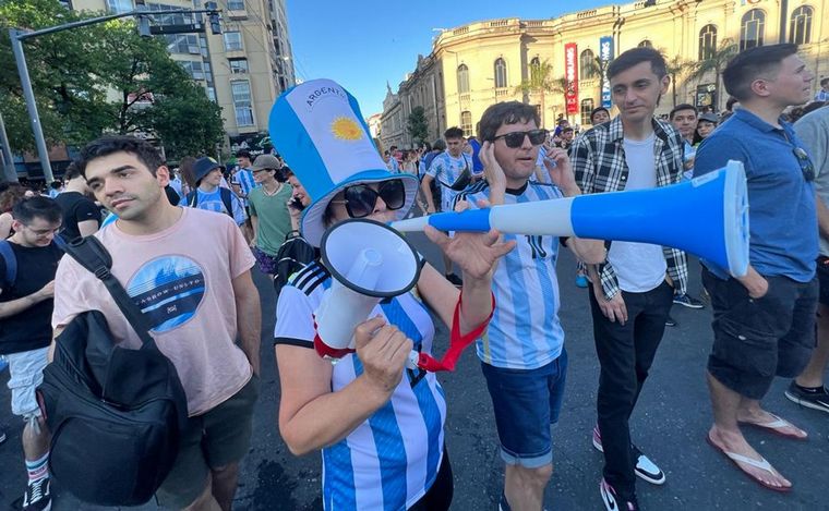 Los festejos en Patio Olmos tras la victoria mundialista argentina ante México.
