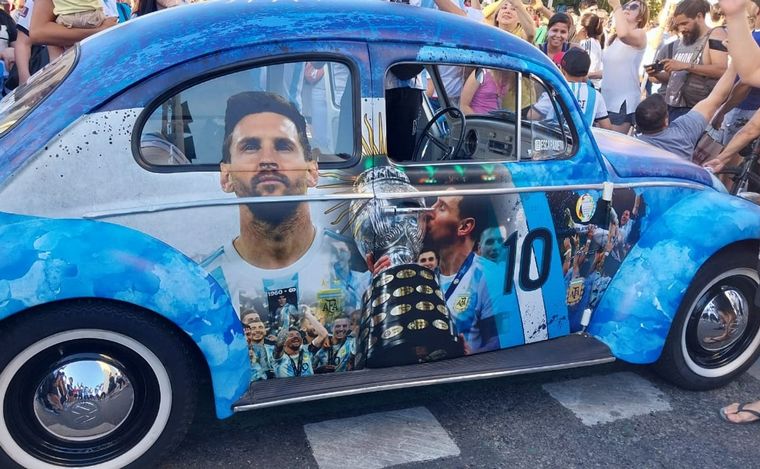 Los festejos en el Obelisco tras la victoria de Argentina ante México.