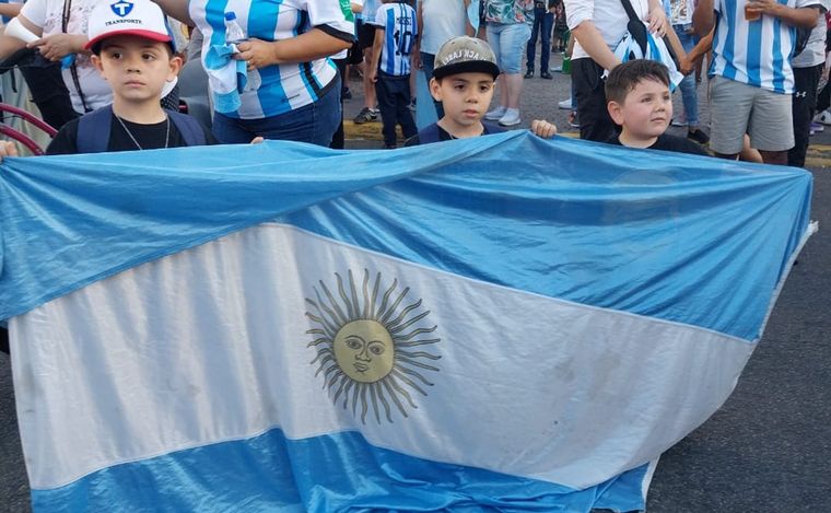 Los festejos en el Obelisco tras la victoria de Argentina ante México.