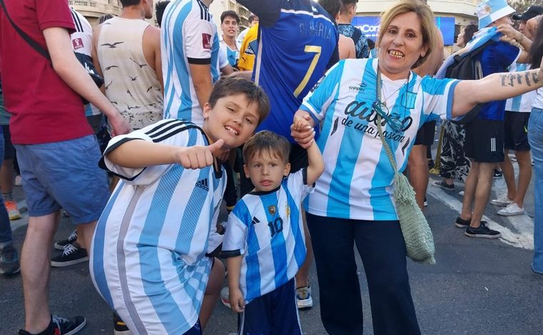 Los festejos en el Obelisco tras la victoria de Argentina ante México.