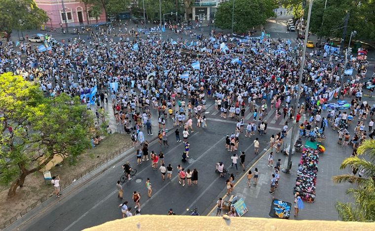 Los festejos en Patio Olmos tras la victoria mundialista argentina ante México.