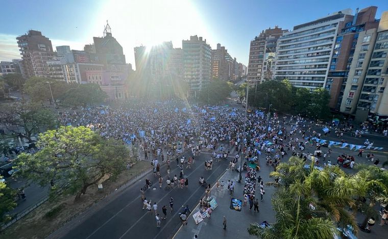 Los festejos en Patio Olmos tras la victoria mundialista argentina ante México.