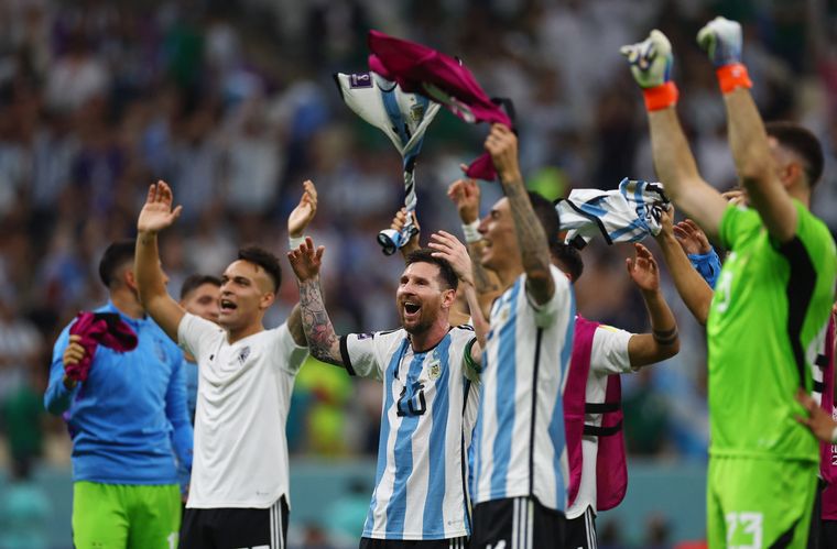 FOTO: Los jugadores argentinos festejan de cara a las tribunas del Lusail Stadium.