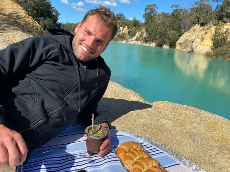 Dos jóvenes profesionales argentinos trabajan en granjas lecheras de Tasmania