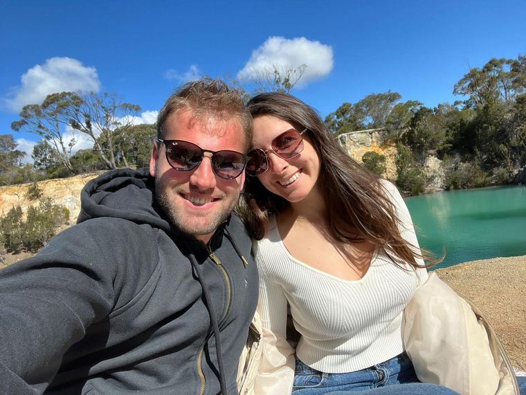 Dos jóvenes profesionales argentinos trabajan en granjas lecheras de Tasmania