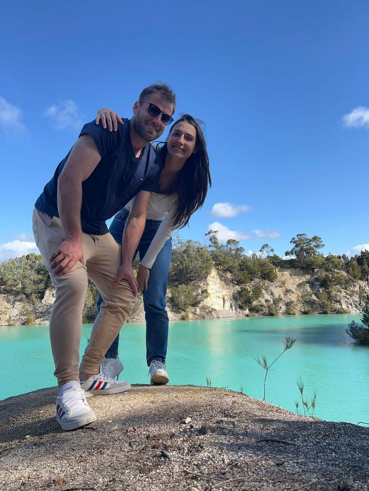 Dos jóvenes profesionales argentinos trabajan en granjas lecheras de Tasmania