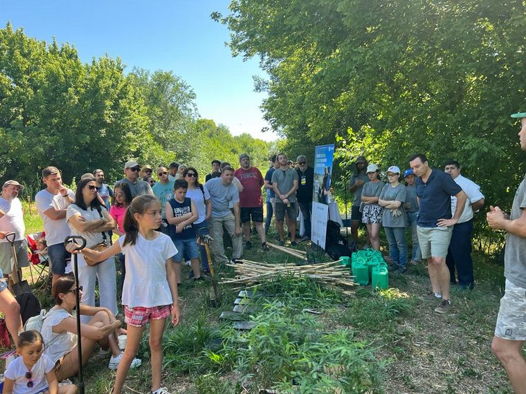 La familia de Cadena 3 plantó árboles de la mano de BAUM