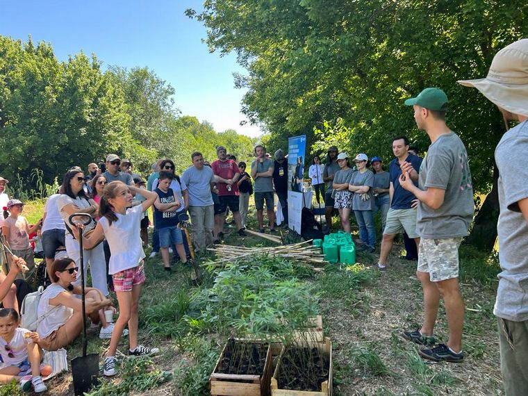 La familia de Cadena 3 plantó árboles de la mano de BAUM