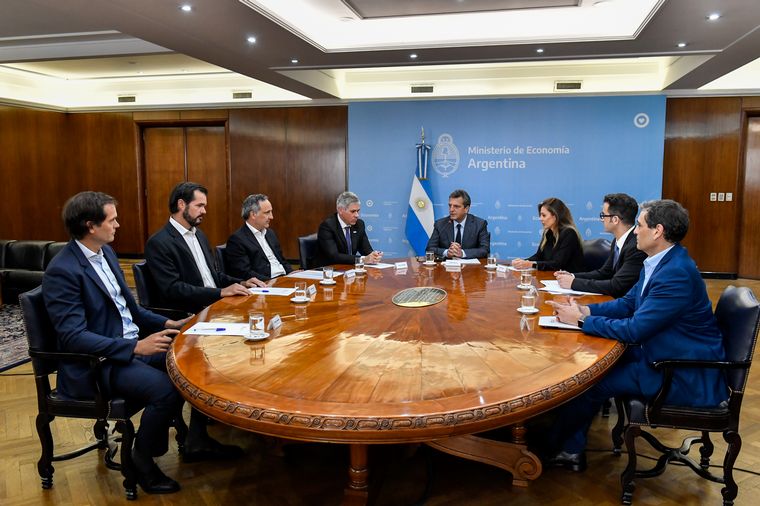 FOTO: Sergio Massa reunido con los representantes de compañías petroleras.