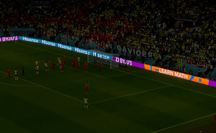 El corte en el estadio 974 duró unos segundos y se produjo por una baja de tensión.