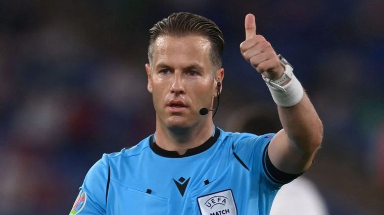 El arbitro nació en Curazao y posee la nacionalidad neerlandesa.