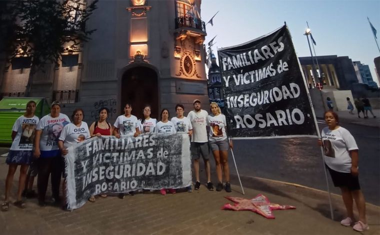 FOTO: Rosario: Familias de víctimas y víctimas de inseguridad piden respuestas al Concejo. 