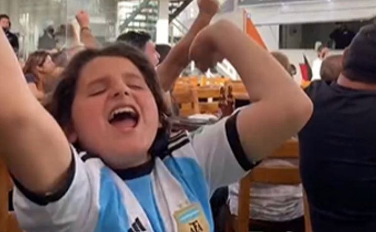 @sebasfiloramo celebrando el gol de Messi ante México (Foto: captura de video)