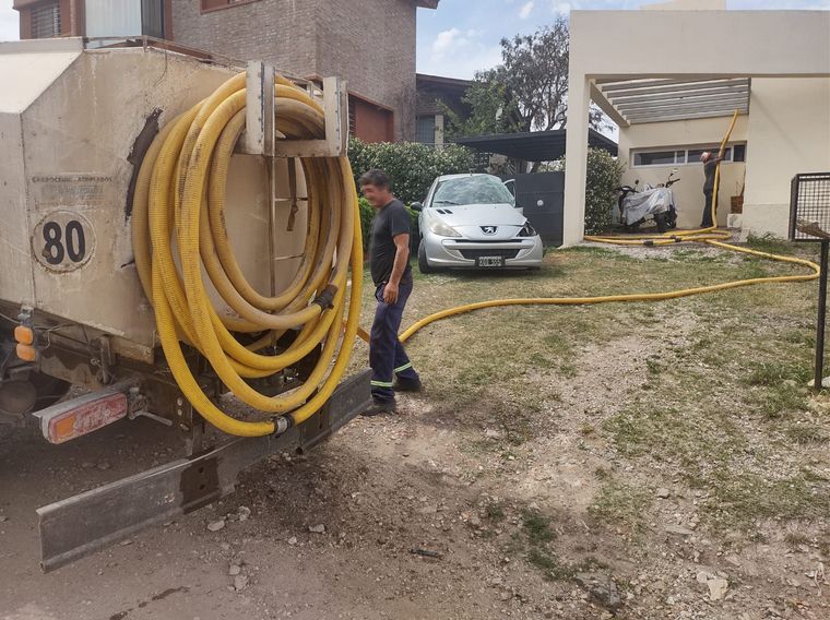 Camiones abastecen domicilios por falta de agua.