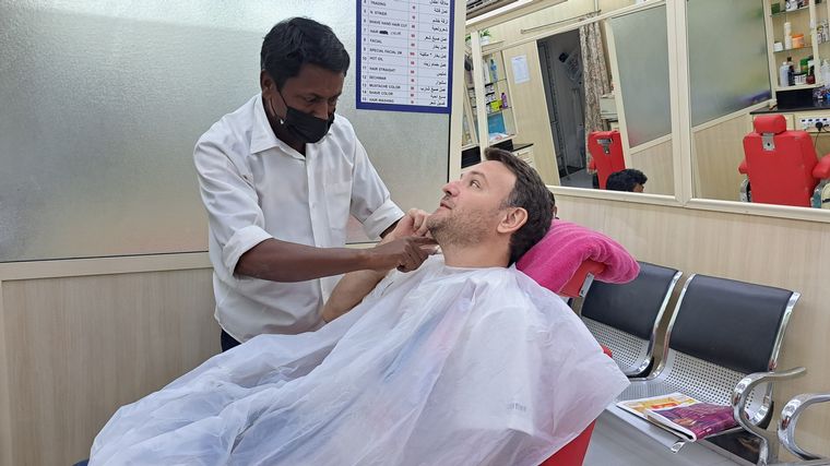 FOTO: Coccolo pasó por una barbería en Qatar y otra vez se quedó sin efectivo