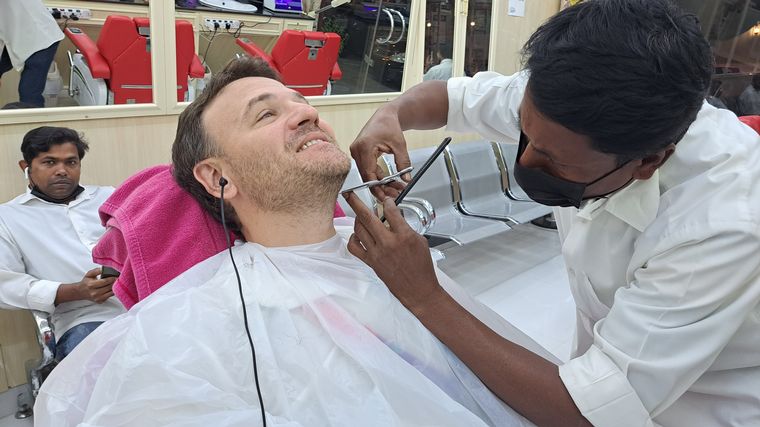 FOTO: Coccolo pasó por una barbería en Qatar y otra vez se quedó sin efectivo