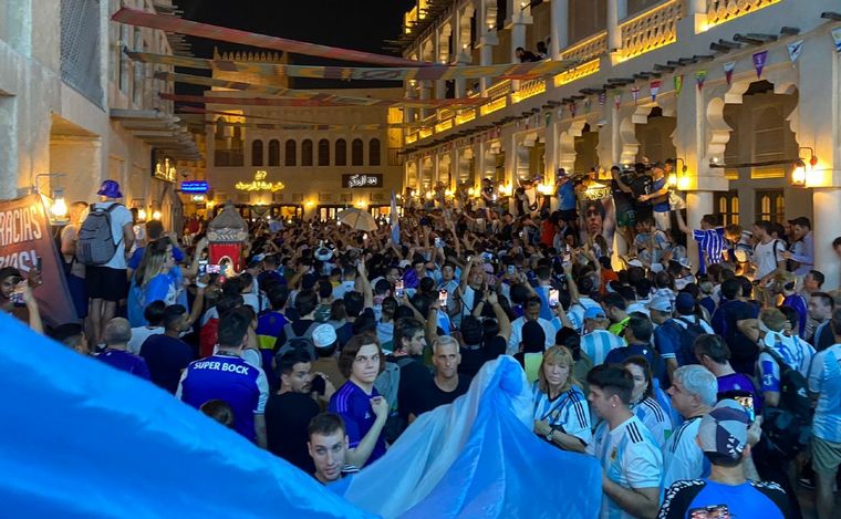FOTO: Banderazo argentino en el centro de Doha.