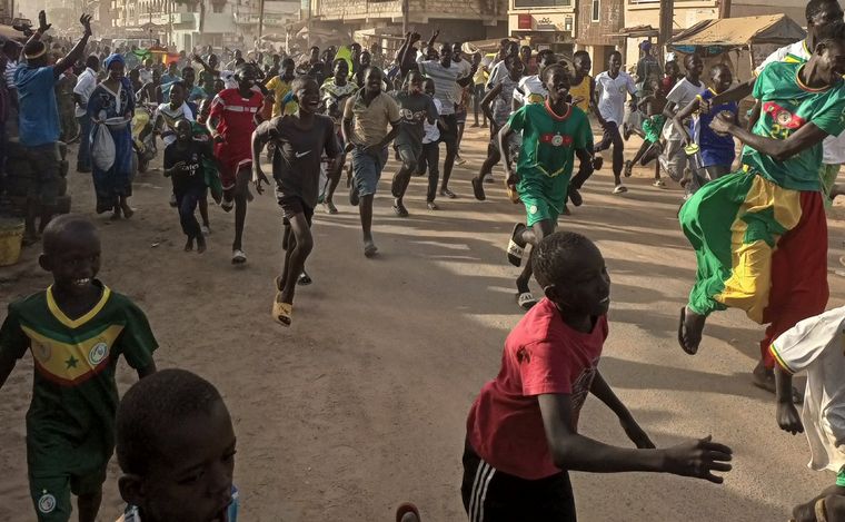 Los hinchas de Senegal coparon las calles de Dakar tras el paso a octavos de final.