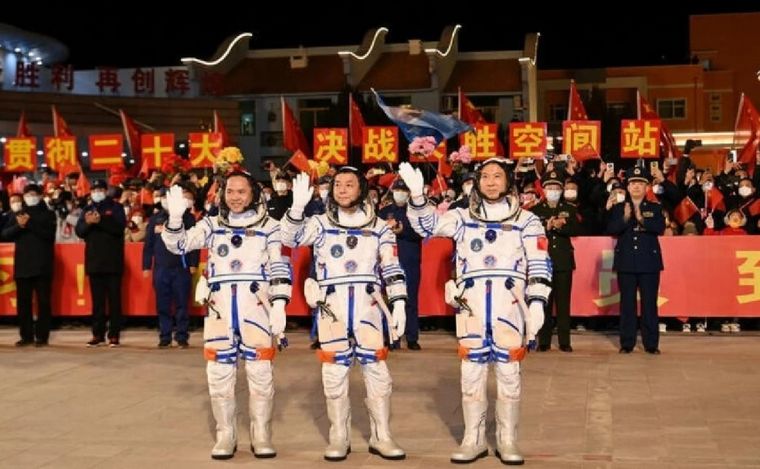 Los astronautas durante una ceremonia de despedida antes de la misión espacial. (NA)