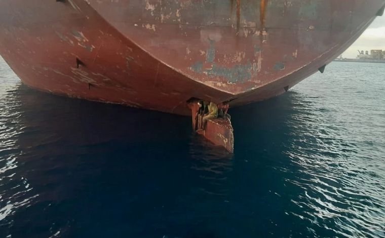 La foto que da vuelta al mundo: hallan a polizones debajo de un barco (Foto: EFE).