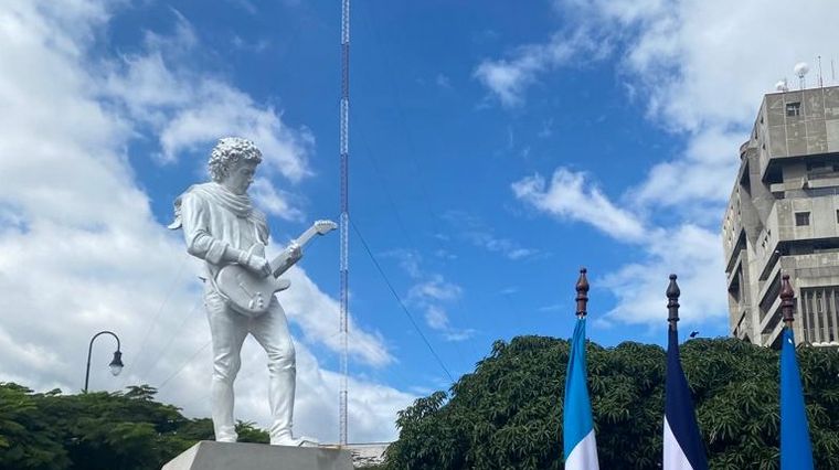 FOTO: La escultura de Gustavo Cerati ya está en Costa Rica.